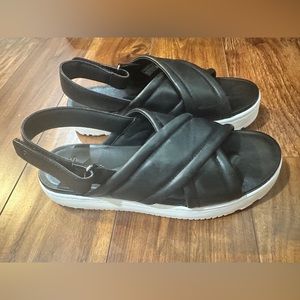 UGG - worn only once - Women’s Black Sandals Size 8.5